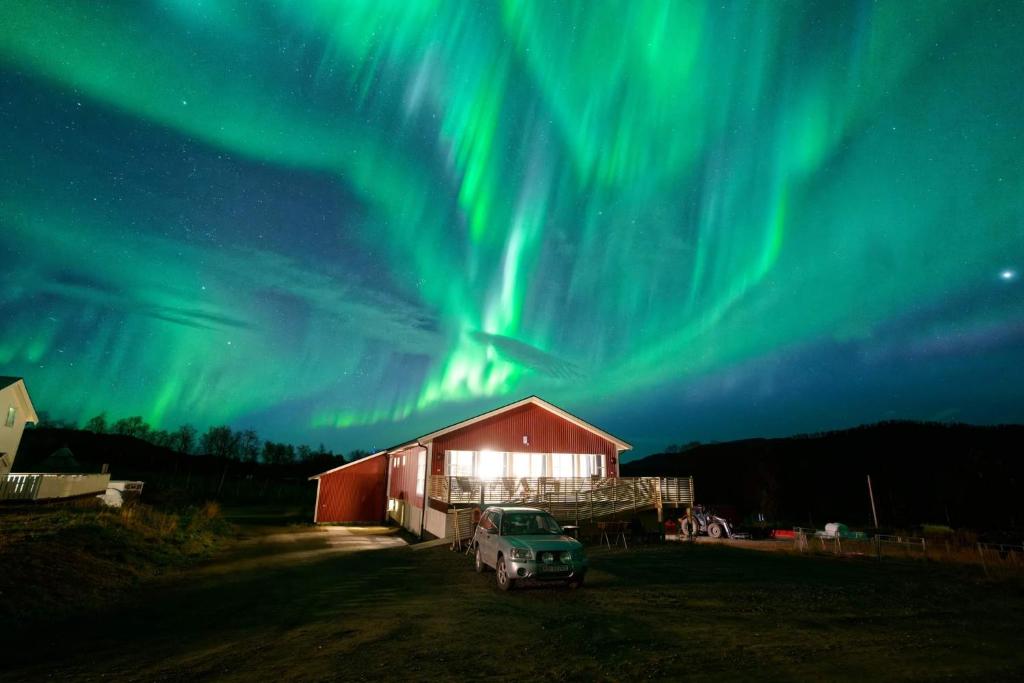 TømmeråsenにあるOlaåsen Gårdのオーロラ下納屋前に停めたトラック