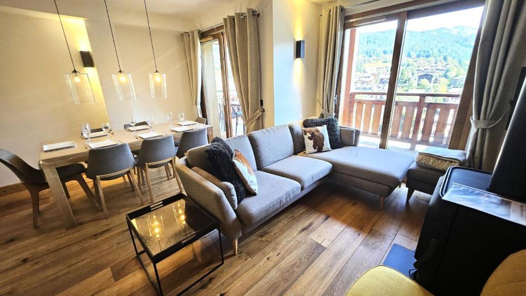 un salon avec un canapé et une table dans l'établissement Résidence Le Kilimandjaro - Proche centre - Vue sur le village et les montagnes MAE-0941, aux Gets