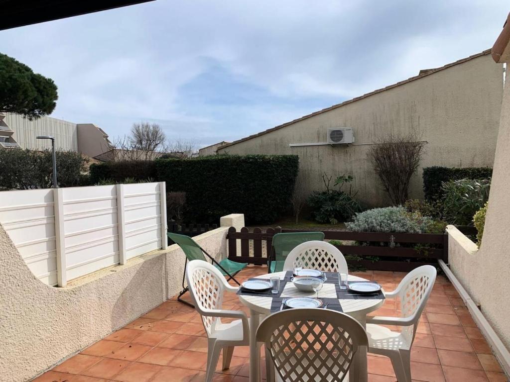 Patio alebo iná vonkajšia časť ubytovania Résidence Héliovillage - VILLA 4 pers. CAP D'AGDE MAE-2944