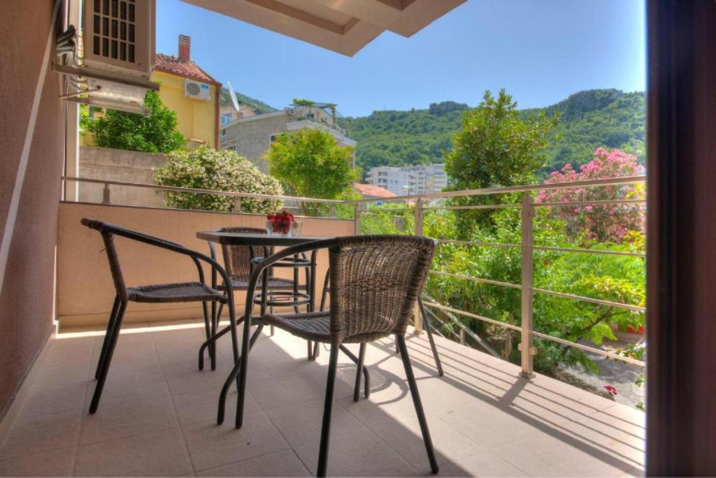 Una mesa y sillas en un balcón con vista. en Sea Point apartment Korda, en Budva
