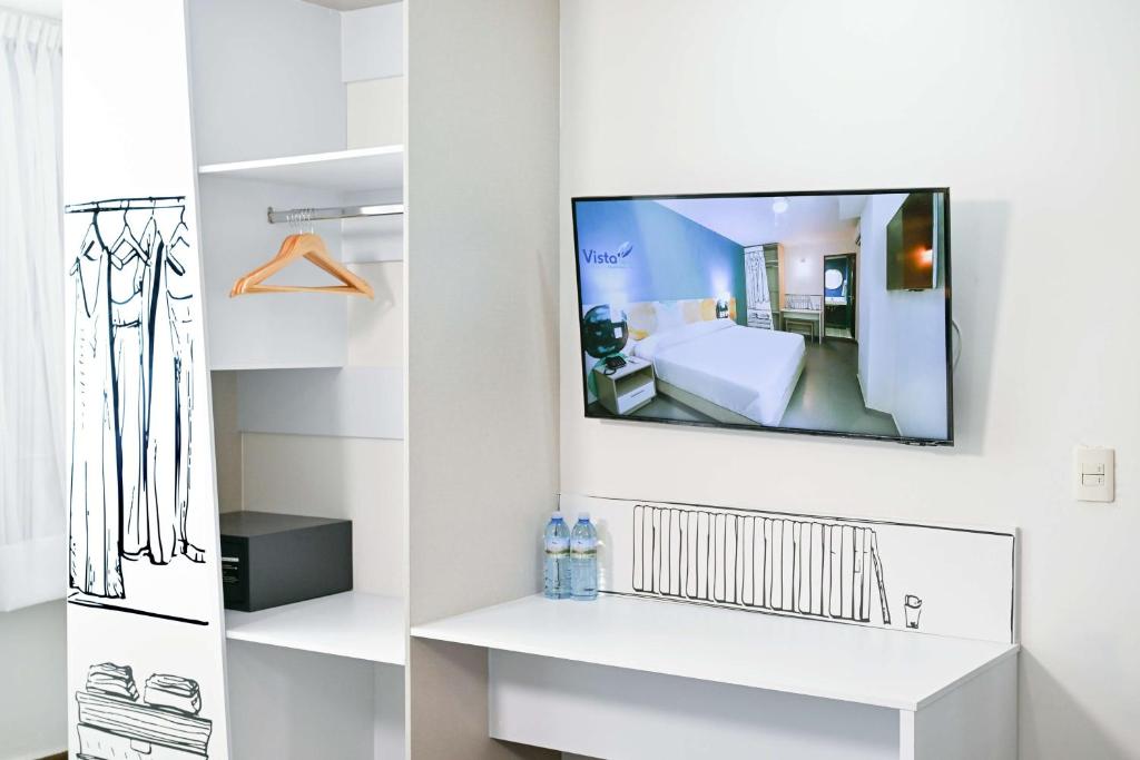 TV a/nebo společenská místnost v ubytování Vista Express Guadalajara Expo SureStay Collection by BW