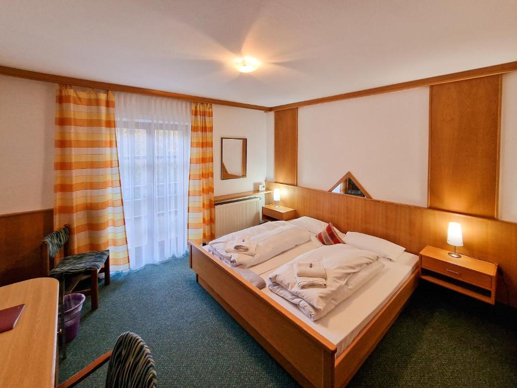 Postel nebo postele na pokoji v ubytování Hotel Bayerischer Wald HFVI