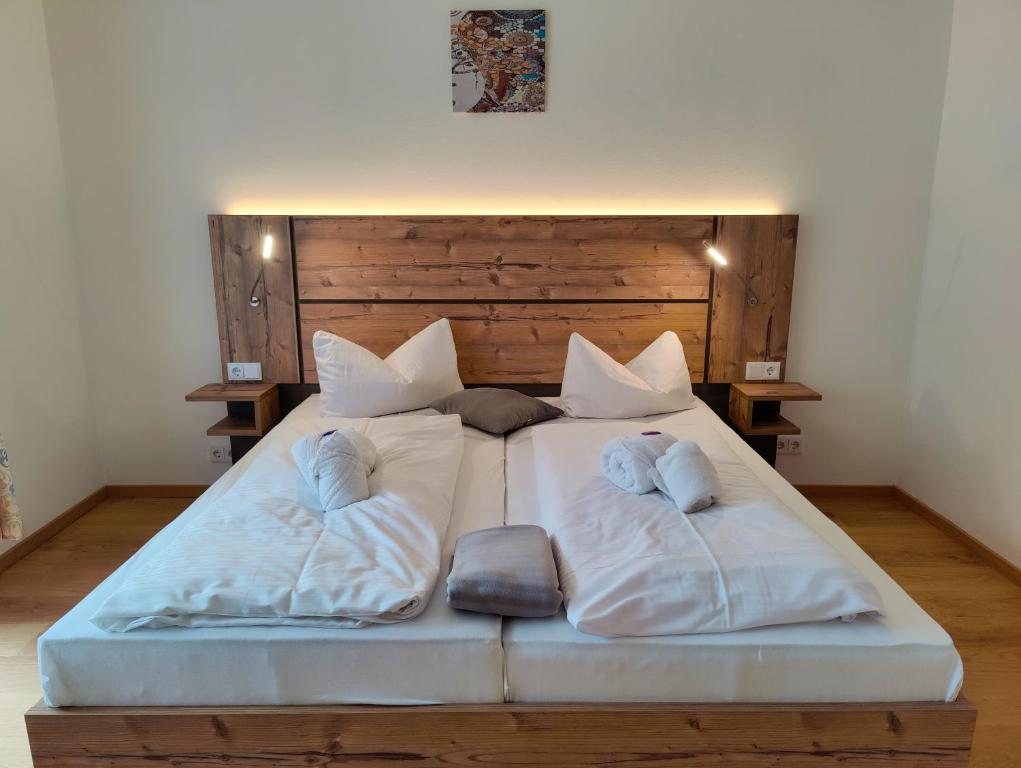 Postel nebo postele na pokoji v ubytování Hotel Bayerischer Wald HFVI