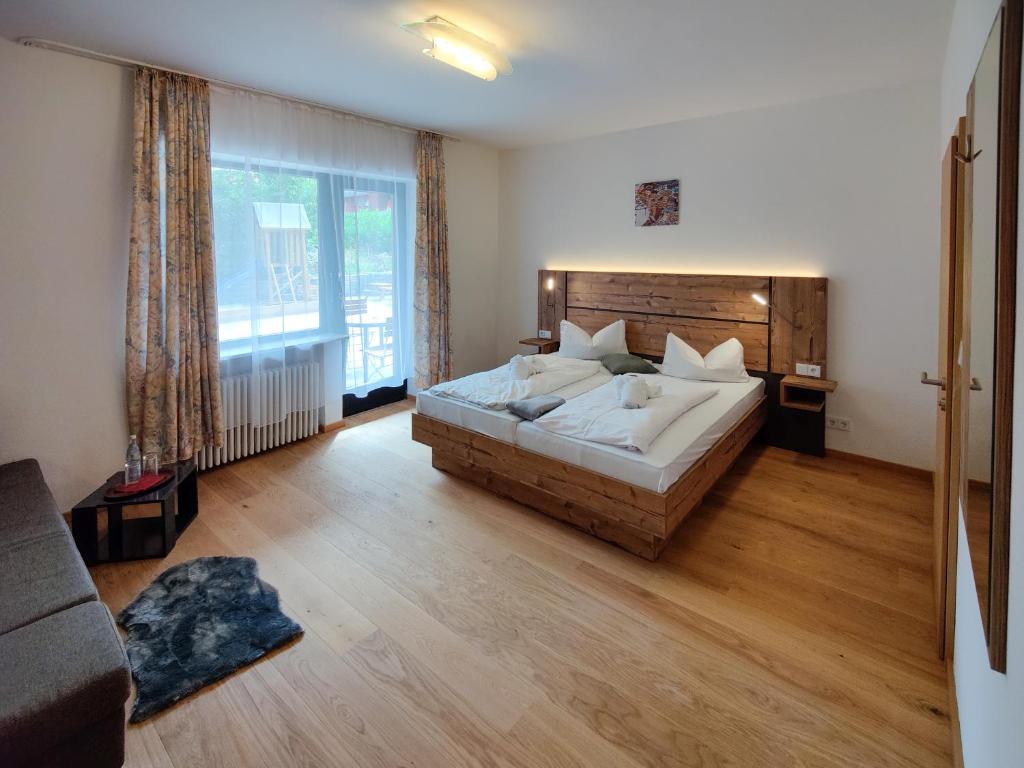 Postel nebo postele na pokoji v ubytování Hotel Bayerischer Wald HFVI