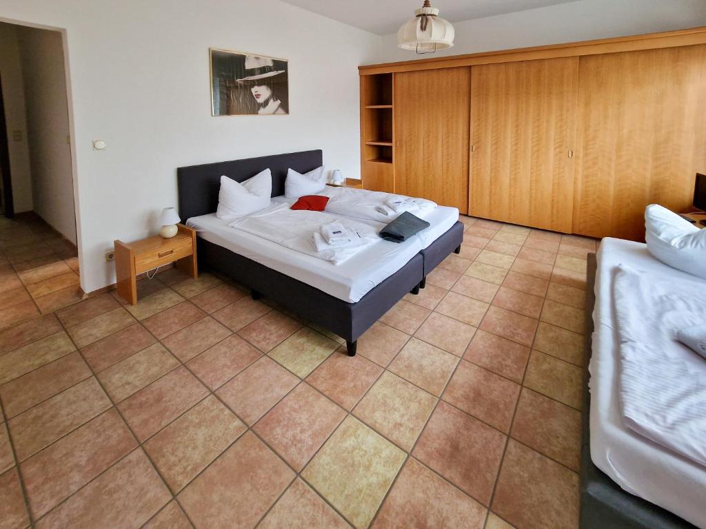 Postel nebo postele na pokoji v ubytování Hotel Bayerischer Wald HFVI