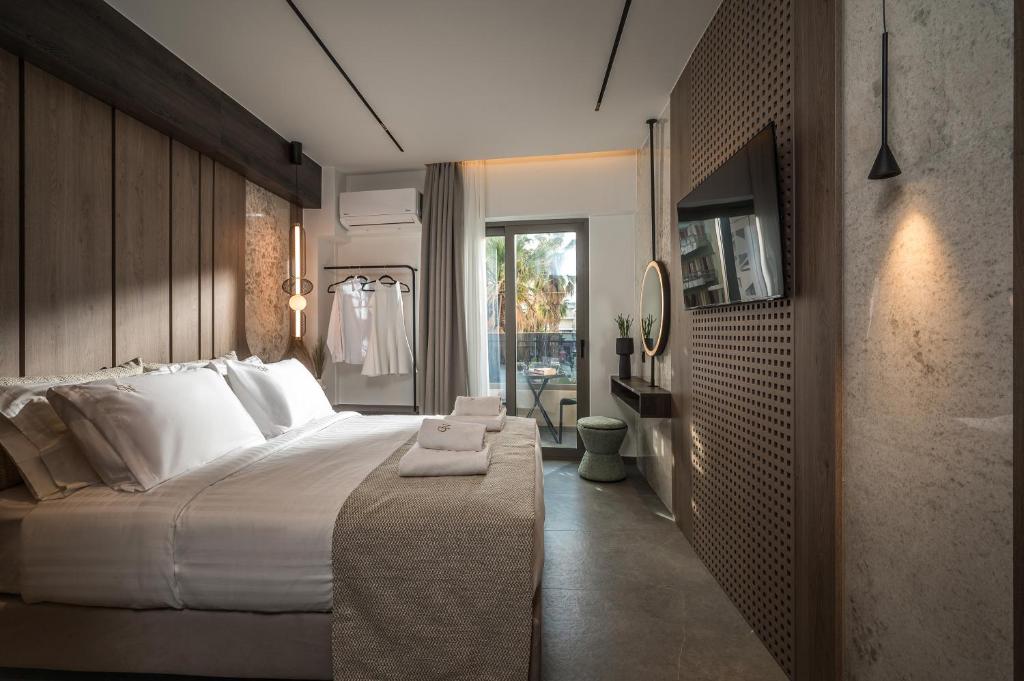 ein Schlafzimmer mit einem großen Bett und einem Spiegel in der Unterkunft CITY NEST Living in Iraklio