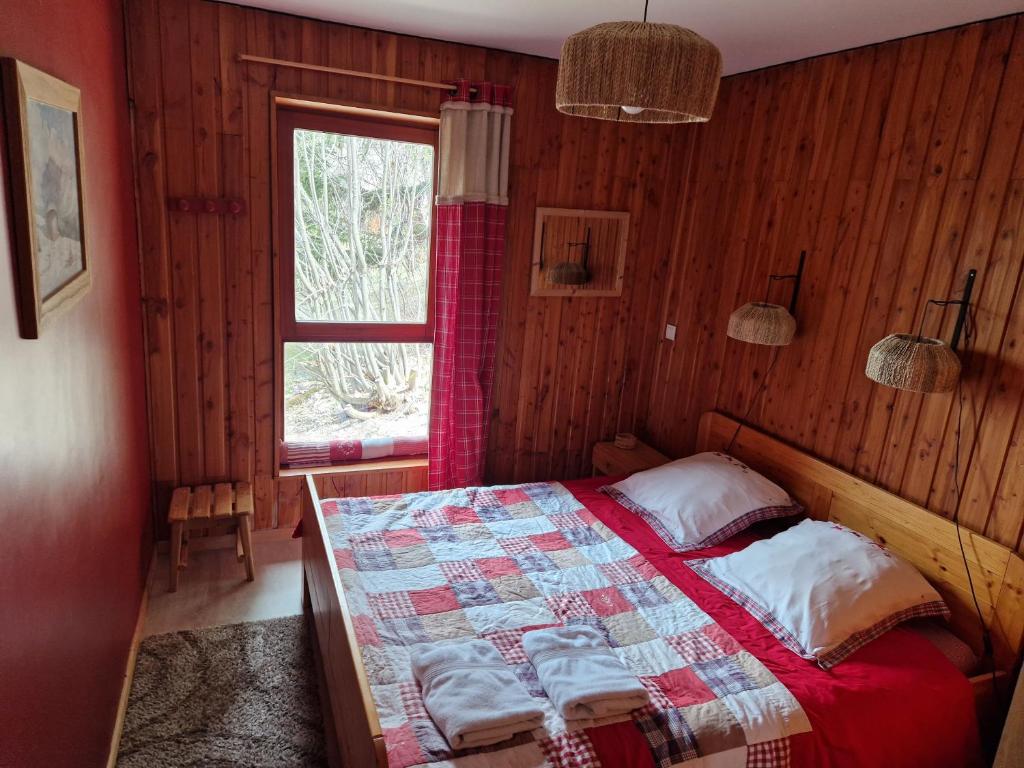 Postel nebo postele na pokoji v ubytování le chalet pointu de capucine
