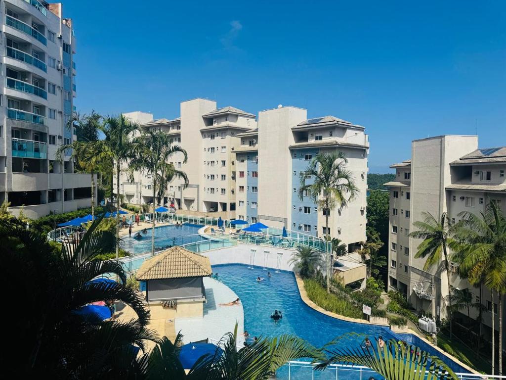 Vista aérea de un complejo turístico con una gran piscina en Apartamento Porto Real - Mangaratiba, en Mangaratiba