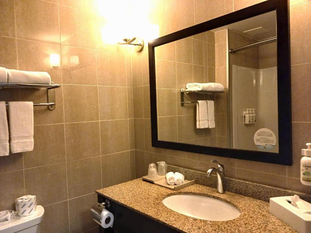 Koupelna v ubytování Days Inn & Suites by Wyndham Fort Saskatchewan
