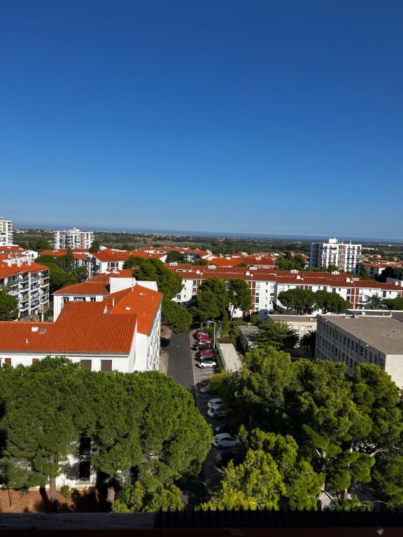 une vue aérienne sur une ville arborée et bâtie dans l'établissement Appartement vue sur mer et montagne, à Perpignan