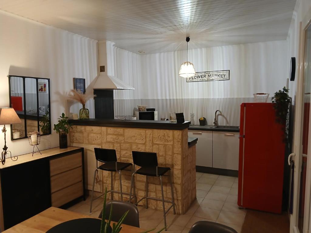 Dapur atau dapur kecil di Maison 3 étoiles avec piscine et jacuzzi extérieur près de Sarlat