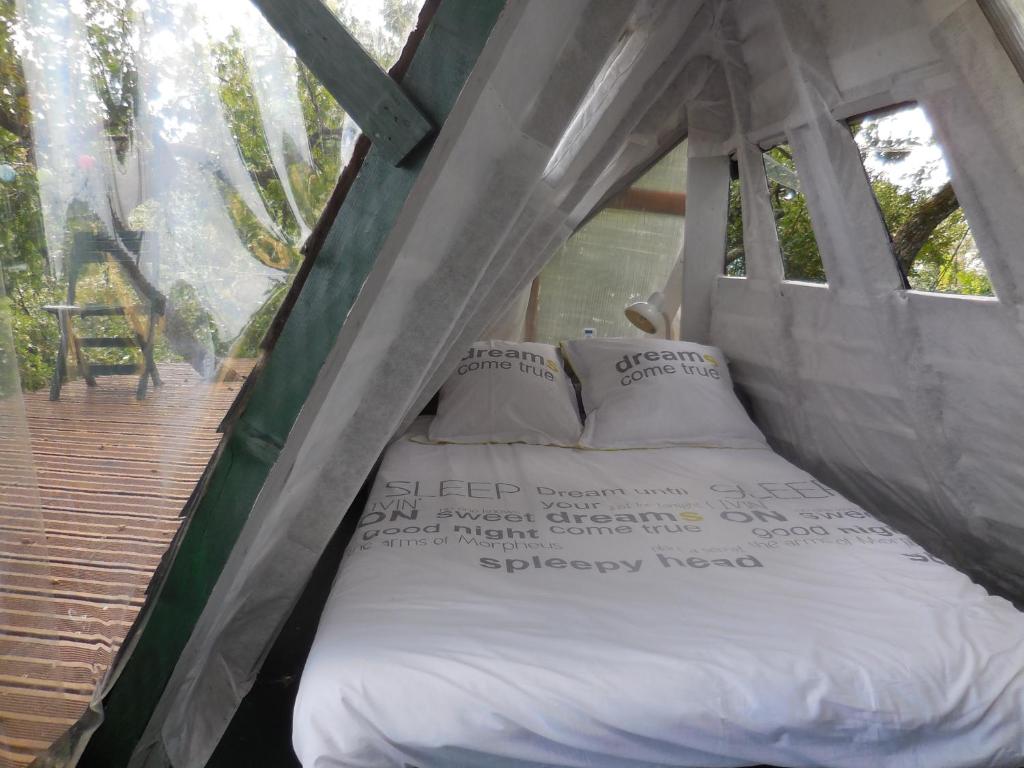 Postel nebo postele na pokoji v ubytování B&B La Cabane Insolite