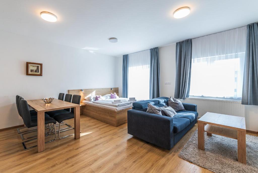 salon z niebieską kanapą i stołem w obiekcie Apartmán Lipno G11 w mieście Frymburk