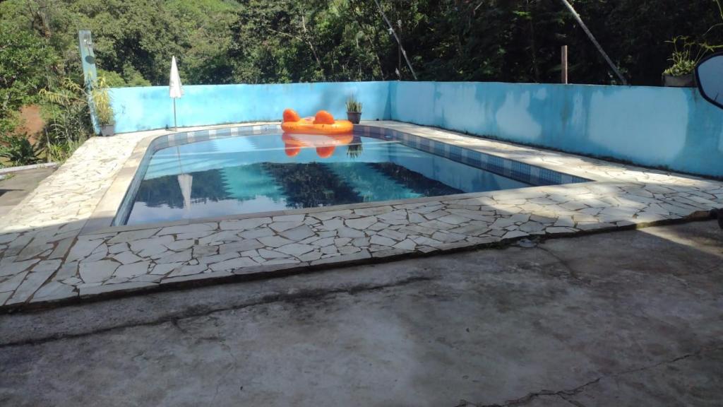Kolam renang di atau dekat dengan Chalé azul
