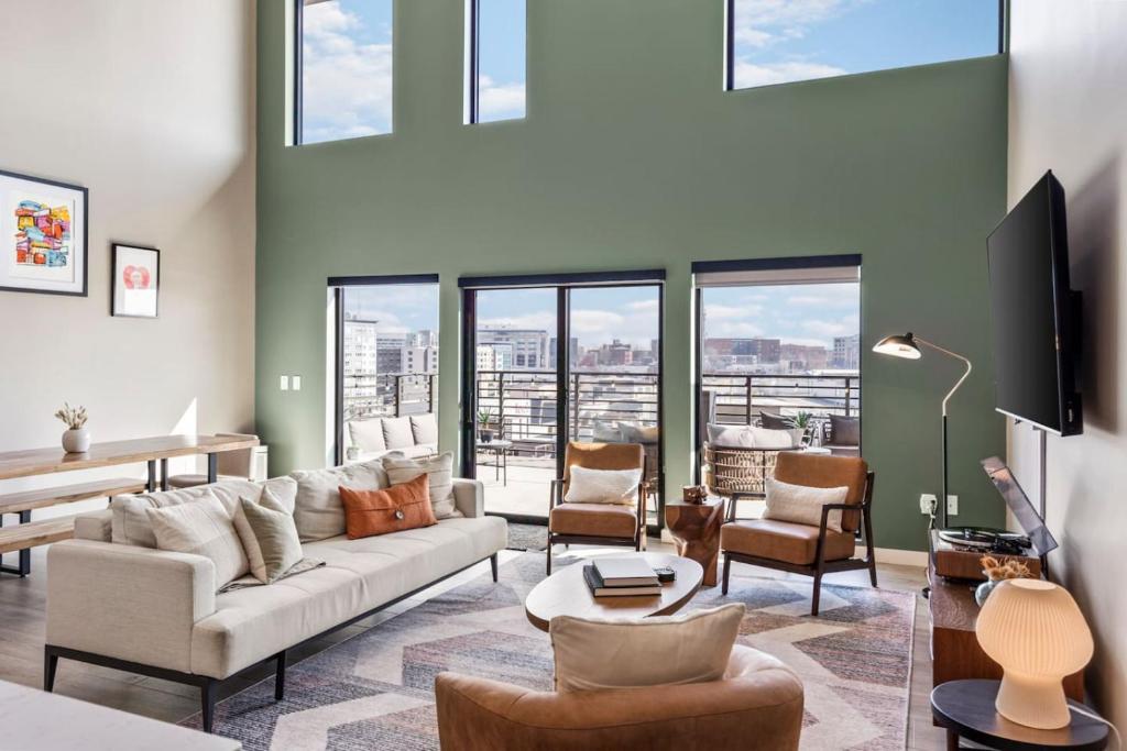 Curated visual reference: Penthouse Luxury With Pool Patio And City View Plus Walk Photo Inspiration