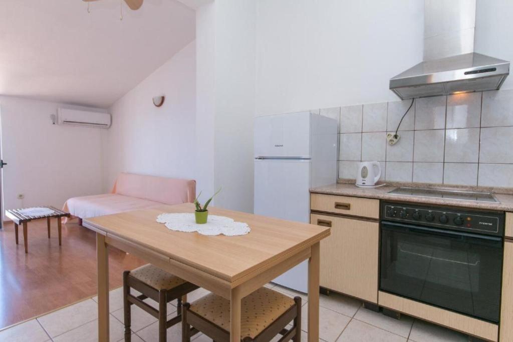 Kuchyň nebo kuchyňský kout v ubytování Apartments Gordan