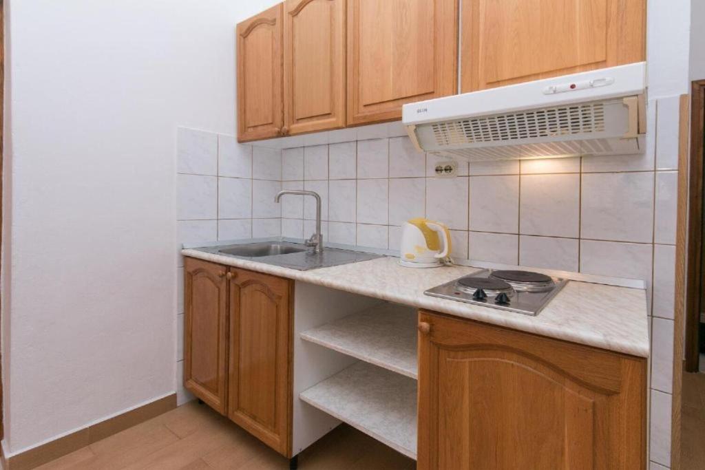 Kuchyň nebo kuchyňský kout v ubytování Apartments Gordan