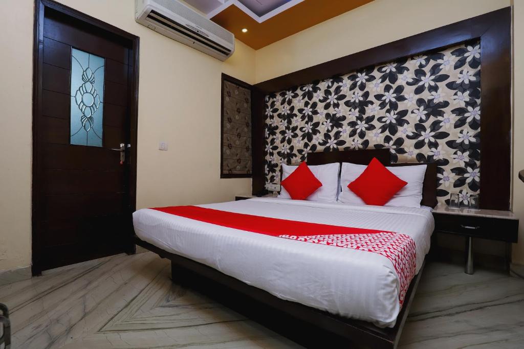 Postel nebo postele na pokoji v ubytování Super Hotel O J P Inn Near Patel Nagar Metro Station