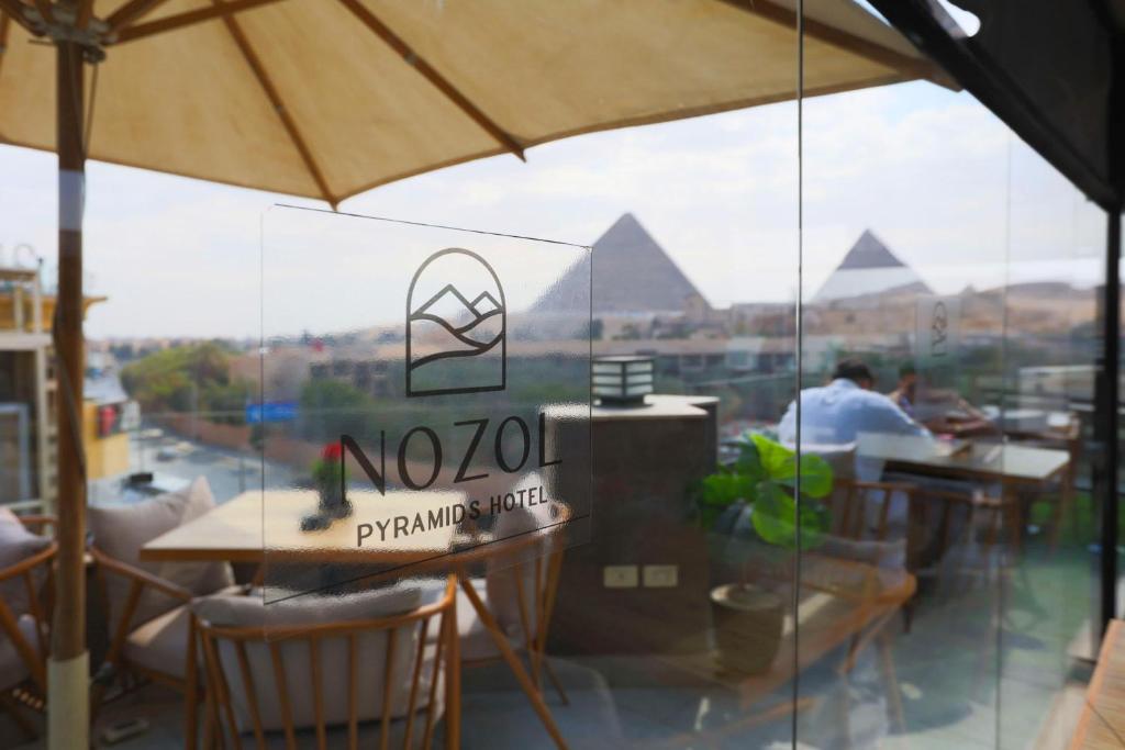 Nespecifikovaný výhled na hory nebo výhled na hory při pohledu z hotelu