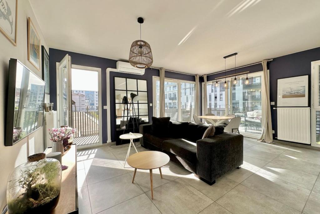 un salon avec un canapé et une table dans l'établissement Superbe Appartement climatisé, à Lyon