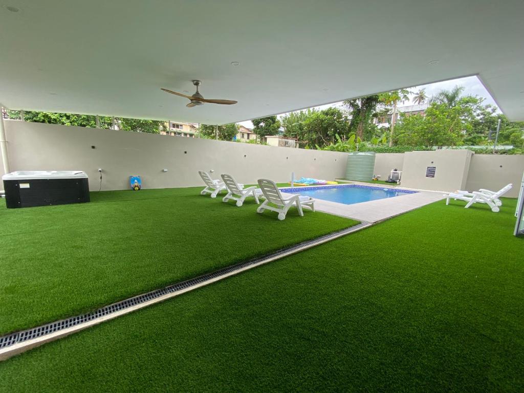 Bazén v ubytování Island Accommodation Suva Premier Hospitality nebo v jeho okolí