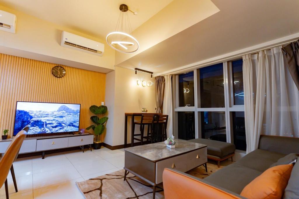Spacious 3BR Suite in Uptown BGC with King Size Bed, near Malls and ...
