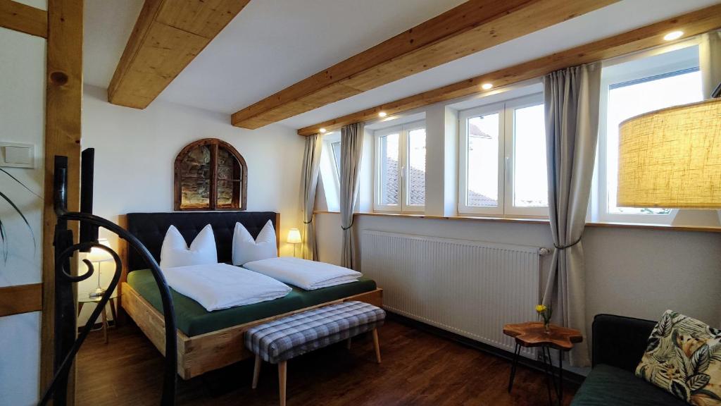 Postel nebo postele na pokoji v ubytování Traditions - Hotel "Zur Tanne"