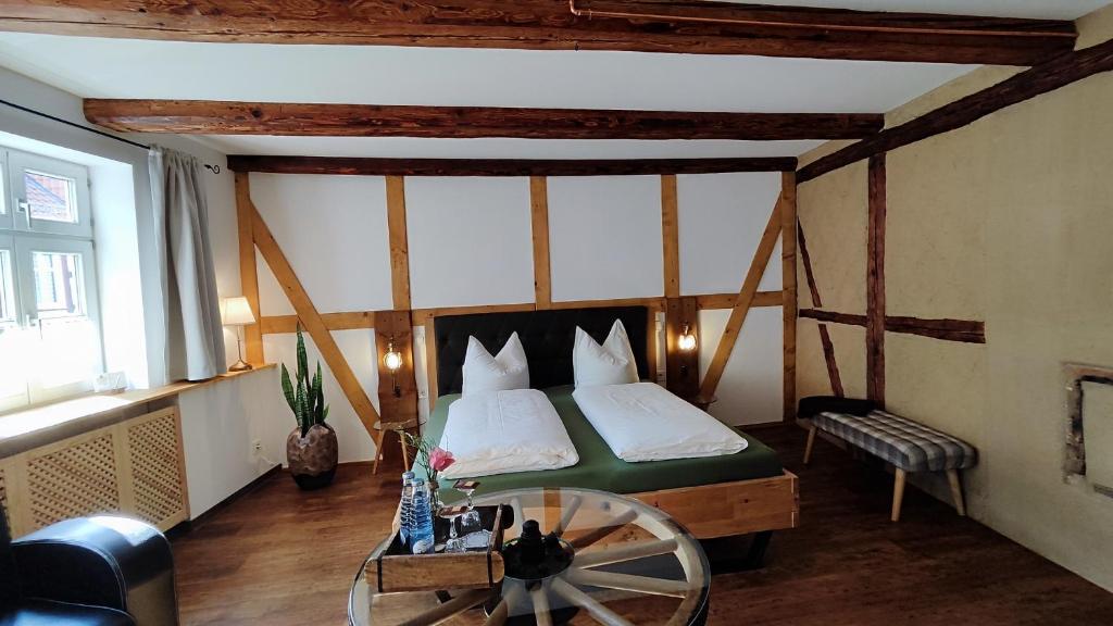 Postel nebo postele na pokoji v ubytování Traditions - Hotel "Zur Tanne"