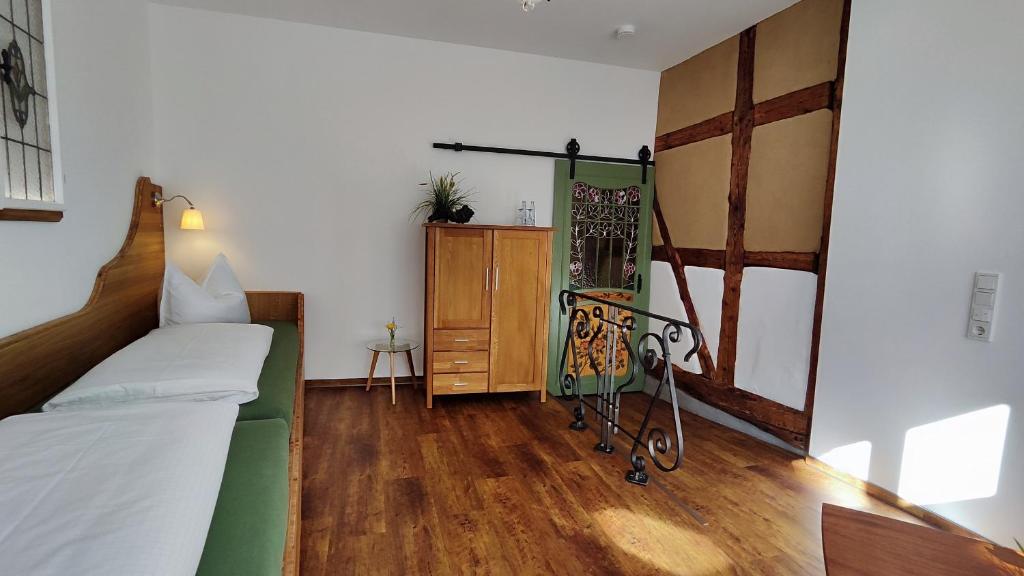 Postel nebo postele na pokoji v ubytování Traditions - Hotel "Zur Tanne"