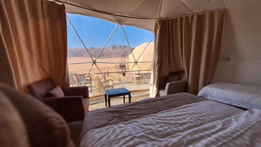 Katil atau katil-katil dalam bilik di Enjoy Camp Bubble Luxury with Jeep Tour
