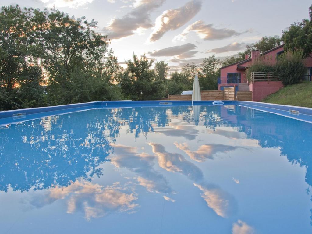een zwembad met een weerspiegeling van de lucht in het water bij Apartments Casa Trasparente in Arcugnano