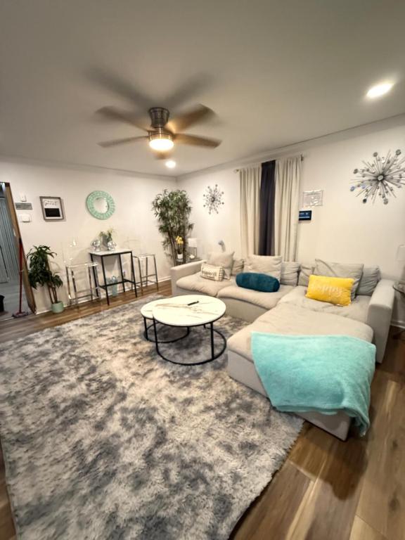 Posezení v ubytování Stylish Cozy Quiet Family Retreat and Romantic getaway Sleeps up to 7 with Fast Wifi, Free Parking, Work station, Alexa enabled, Fenced in Backyard for Pets Grill Party Patio, Porch, Beach, Canal, stadium,Boardwalk Restaurants, and much more!