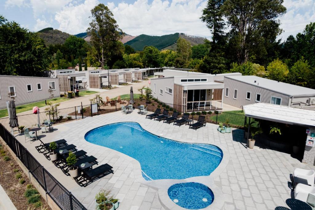 widok z lotu ptaka na ośrodek wczasowy z basenem w obiekcie Tasman Holiday Parks - South Bright w mieście Bright
