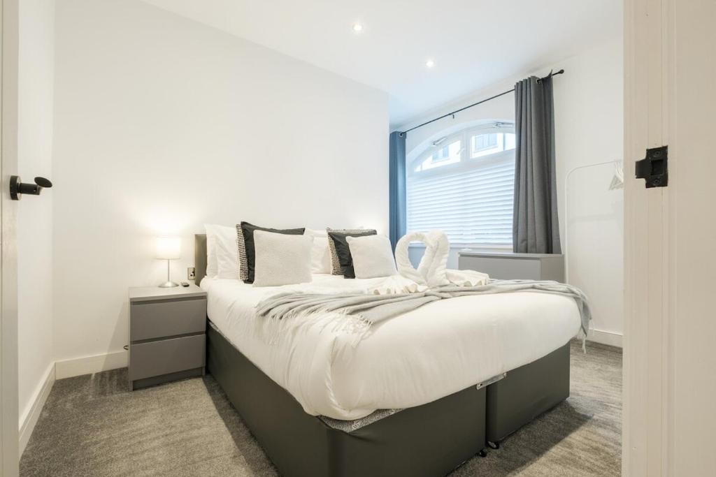 Postel nebo postele na pokoji v ubytování 1BR Centrally Located Apt with Self Check-In, Wi-Fi, In-unit Laundry, Parking Near Hull University, MKM Stadium, Hull Royal Infirmary, Hull Marina & The Deep Aquarium