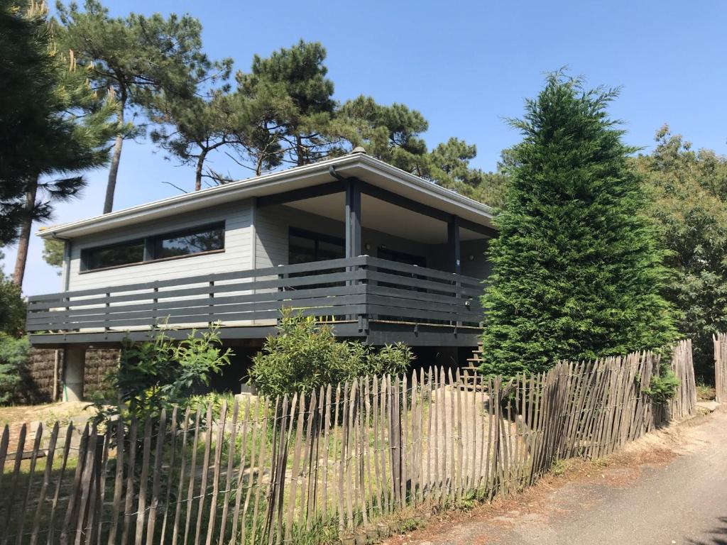 une maison avec une clôture devant dans l'établissement Maison 3 chambres 900 m plage, à Lacanau