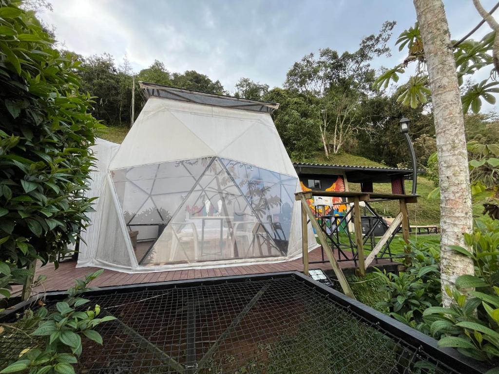 Κήπος έξω από το Criss Glamping