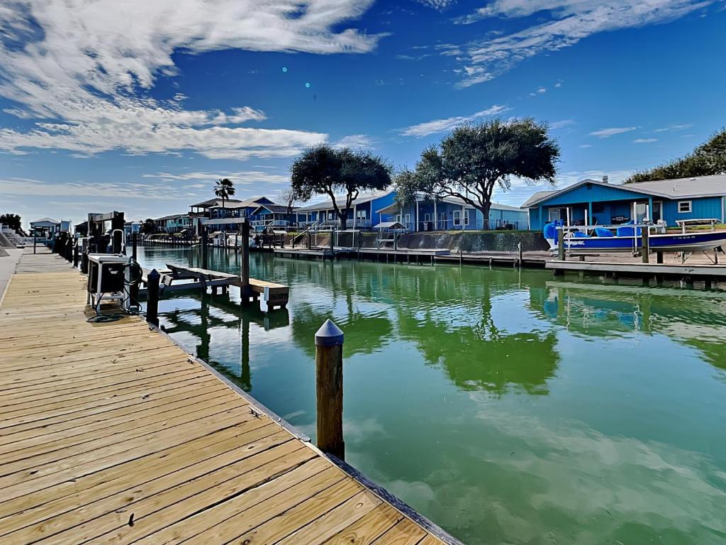 una masa de agua con casas y un muelle en Sea You Soon, en Rockport
