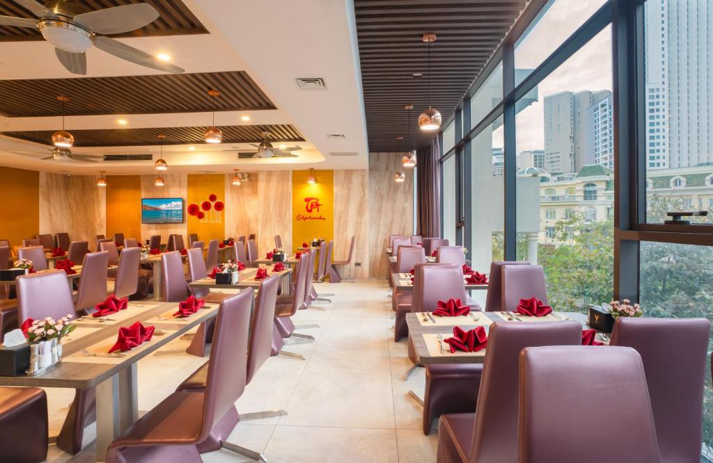 Khu vực ghế ngồi tại V Hotel Nha Trang