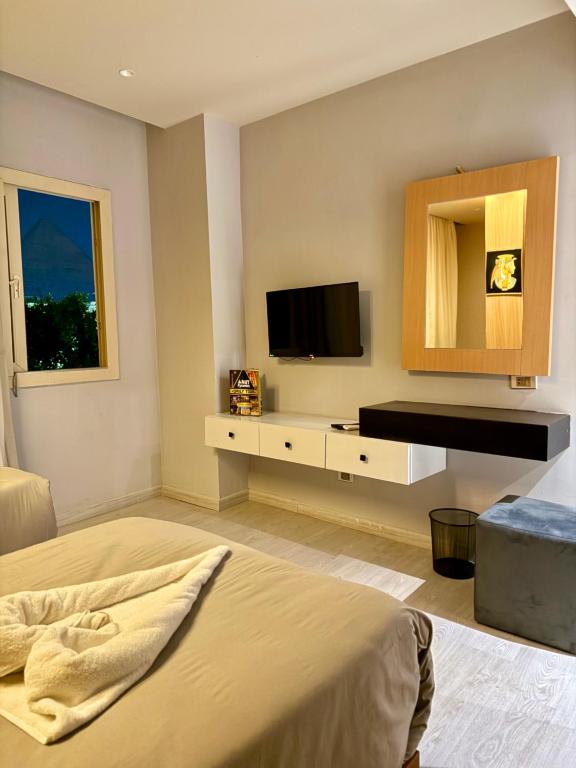 TV a/nebo společenská místnost v ubytování NUT Pyramids Hotel