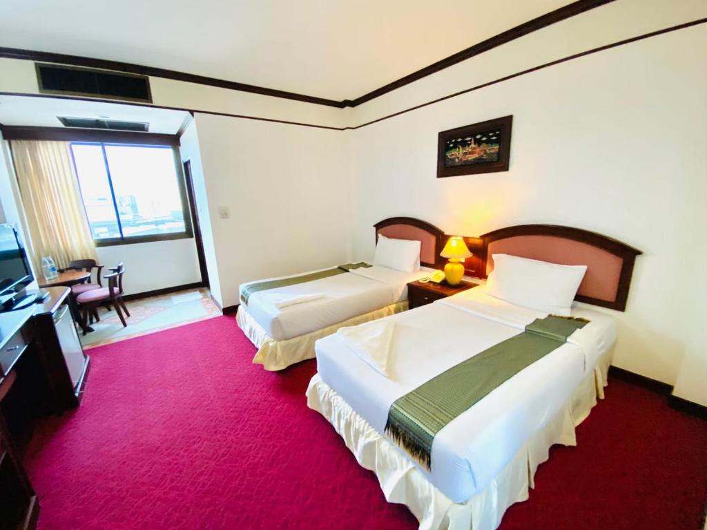 Postel nebo postele na pokoji v ubytování Crystal Hotel Krabi