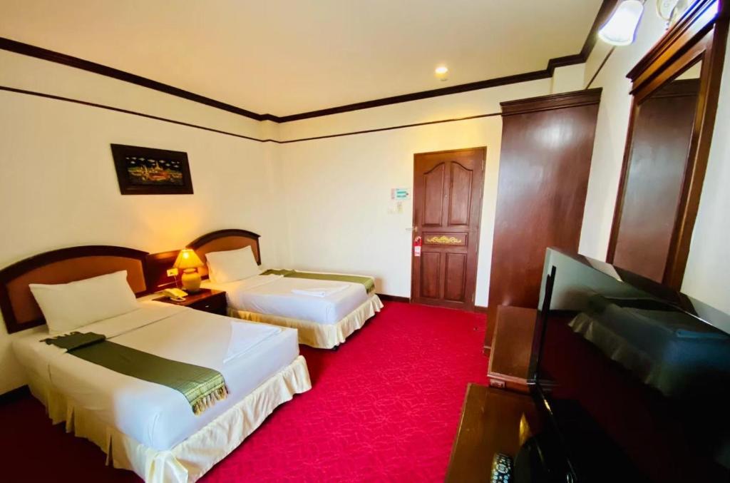 Postel nebo postele na pokoji v ubytování Crystal Hotel Krabi