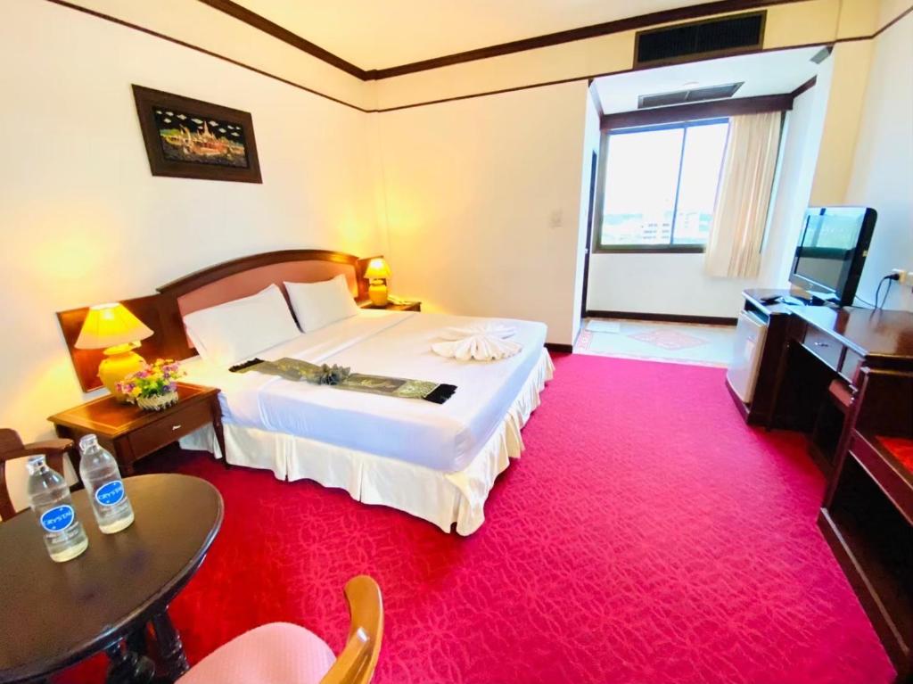Postel nebo postele na pokoji v ubytování Crystal Hotel Krabi