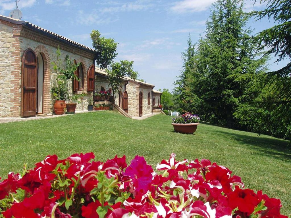 A garden outside Apartment in Residence La Ginestra in Montelparo