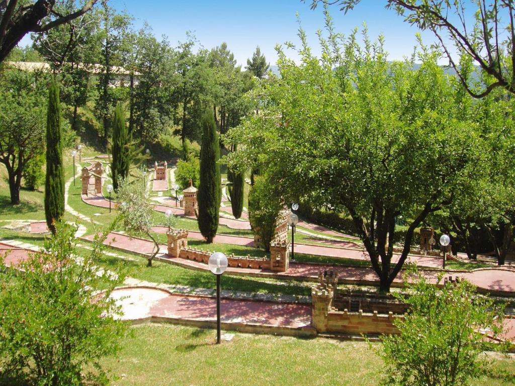 A garden outside Apartment in Residence La Ginestra in Montelparo