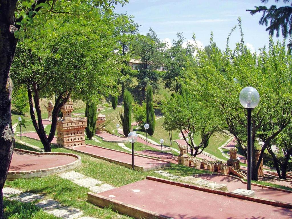 A garden outside Apartment in Residence La Ginestra in Montelparo