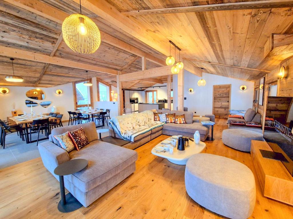 un grand salon avec des canapés et une table dans l'établissement Chalet individuel spacieux aux Gets pour 12 personnes, 5 chambres - FR-1-671-287, aux Gets