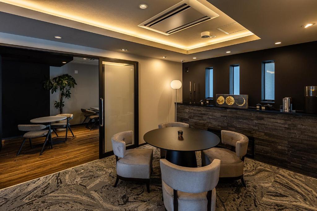 Khu vực ghế ngồi tại Wonders Hotel