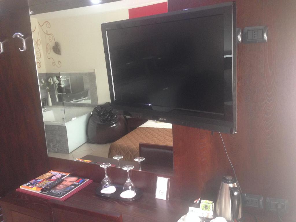 TV a/nebo společenská místnost v ubytování Green Hotel Ninfa