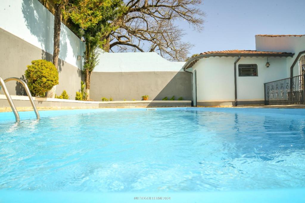 Bazén v ubytování Chacara bella vitta nebo v jeho okolí