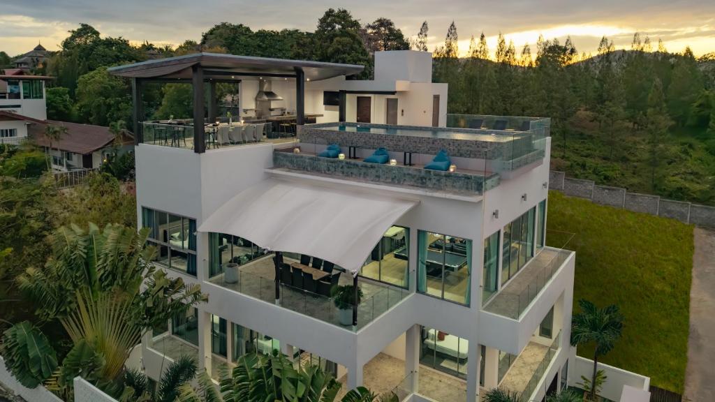 - une vue aérienne sur une maison blanche dans l'établissement Luxury Seaview Villa 6BR - Villa Shine, à Ban Saiyuan (1)
